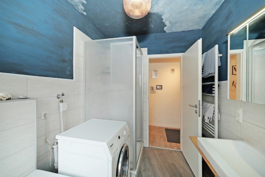 Modernes Badezimmer mit Waschmaschinenanschluss Etagenwohnung Augsburg