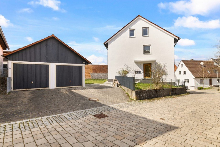 Aussenansicht / Garagen Mehrfamilienhaus Zusmarshausen