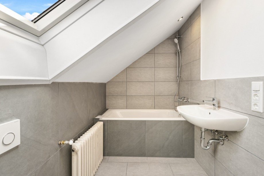 Badezimmer Dachgeschoss Mehrfamilienhaus Zusmarshausen